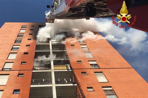 Incendio In Un Palazzo A Milano Morto Il Ragazzino Intossicato L