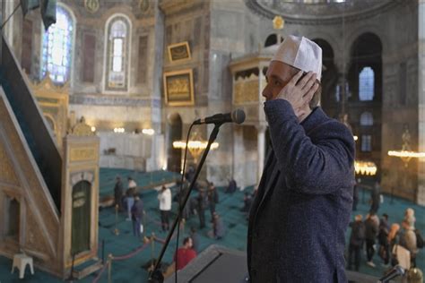 Camide Ezan Okuyan Kişiye Ne Denir Güncel Oku