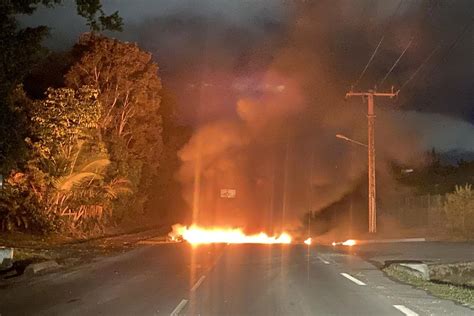 INFORMATIONS PRATIQUES Départs de feu à Dumbéa pas de défilé