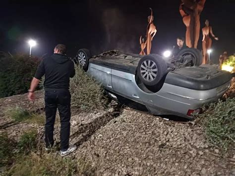 Sucesos En Mallorca Un Coche Vuelca Tras Arrasar El Conjunto