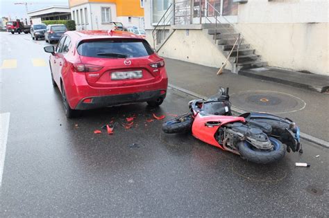 St Margrethen Sg Roller Prallt Gegen Auto Polizei Schweiz Ch