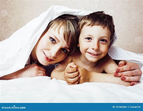 Junge Blonde Frau Mit Kleinem Jungen Im Bett Der Mutter Und Sohn