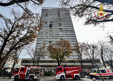 Vigili Del Fuoco On Twitter Rimini Fiamme Al Piano Del