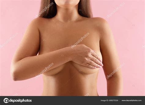 Mujer Desnuda Cubriendo Pecho Sobre Fondo Rosa Primer Plano Foto De