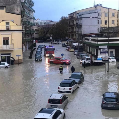 Nubifragio Su Crotone Citt In Ginocchio La Gente In Lacrime Fa La