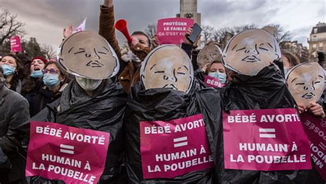 Plusieurs milliers d anti IVG défilent à Paris contre l allongement de