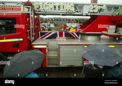 Rettungsdienste denkmäler kranz feuerwehrauto flaggen särge Fotos und