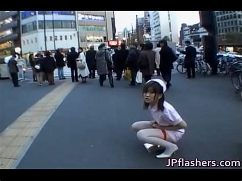 Asiática traviesa meando en público XVIDEOS