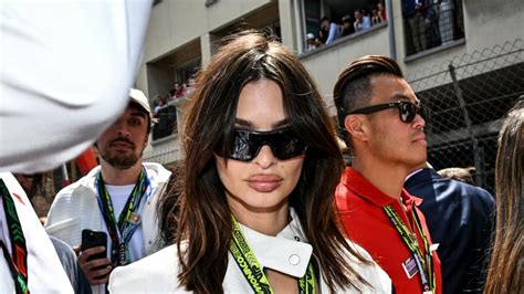 Emily Ratajkowski Showcases Her Cleavage And Toned Midriff In Skimpy