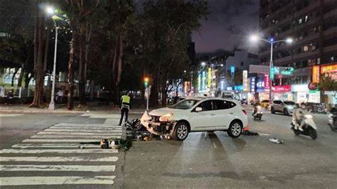 高雄驚悚車禍！19歲情侶雙載遭汽車撞飛 2人大腿骨折送醫 三立新聞網 Line Today