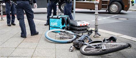 Von Lkw überrollt Gleich zwei Radfahrer an derselben Berliner Kreuzung