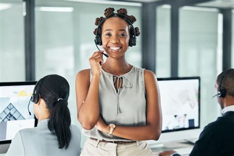 Líder de agente de call center em pé os braços cruzados olhando