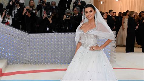 Penélope Cruz se viste de novia en la Gala MET con un espectacular e