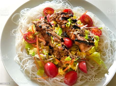 Vietnamese Rice Vermicelli Salad With Grilled Chicken And Nuoc Cham Bun