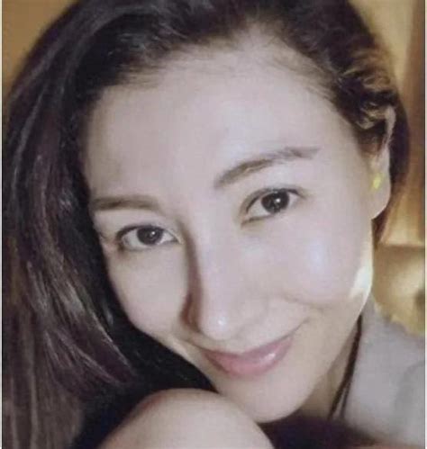 52歲李嘉欣美在生活，素顏搶眼擋不住腿，任意擺拍美妙如花 每日頭條