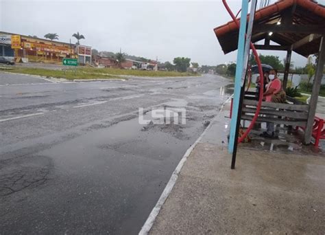 Moradores Reclamam De Buracos Em Frente Ao Ponto De ônibus Em São José