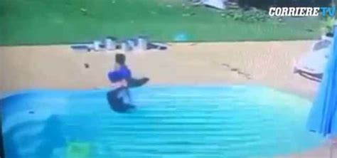 Rischia Di Annegare In Piscina Bimbo 3 Anni Lo Salva Video Un Eroe