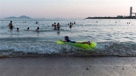 Ischia Si Addormenta Sul Materassino E Finisce Al Largo Paura Per Un