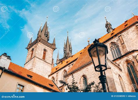 Tyn Iglesia En La Plaza Del Casco Antiguo En Praga Czechia Foto De