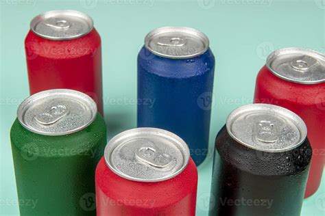 seis latas frías de refresco en diferentes colores 12573510 Foto de