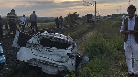 Yolcu treni hemzemin geçitte otomobile çarptı Son Dakika Haberleri