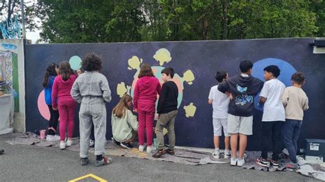 Alumnos Del Colegio Alfredo Bra As De A Laracha Pintan Un Mural Por La