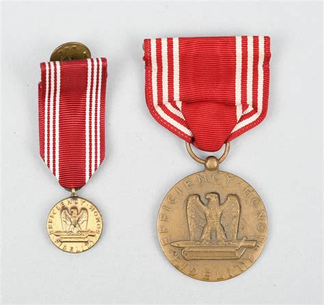 US WWII Good Conduct Medal And Miniature - Military Antiques