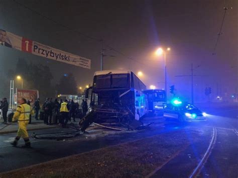 Groźnie wyglądające zderzenie autokaru z ciężarówką przy ul