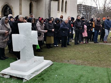 C Teva Sute De Credincio I La Slujba De Boboteaz Din Curtea M N Stirii