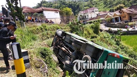 Tak Kuat Menanjak Bus Di Magetan Masuk Jurang Dan Tewaskan Orang