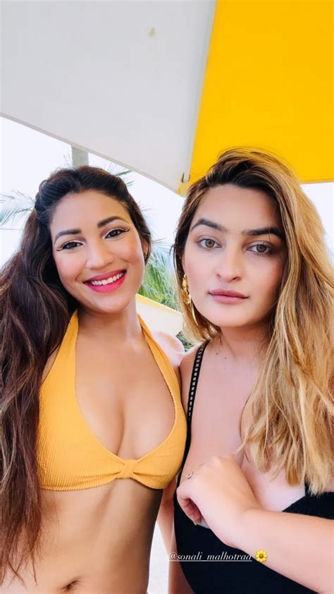 Hot Sexy Sonali Kar Bikini Pics