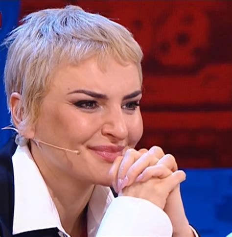 Ventenni spostatevi Lorella Cuccarini fisico al top a anni il primo bikini dellestate è