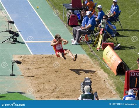 Salto De Longitud Fotografía Editorial Imagen De Altura 15379182