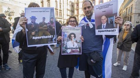 Unes Persones Protesten Per Ruptura De Relacions De Barcelona Amb