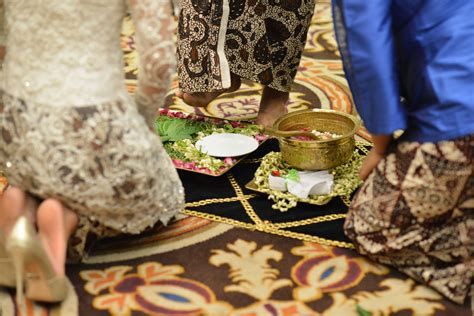 A Festive Wedding with Javanese and Mandailing Traditions - Bridestory Blog