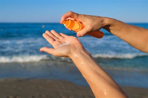 Premium Photo Bottle With Sunscreen Lotion In Hands Of Woman On The