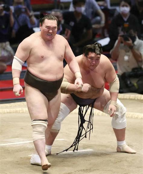 白鵬（左）に小手投げで敗れた照ノ富士 ― スポニチ Sponichi Annex スポーツ