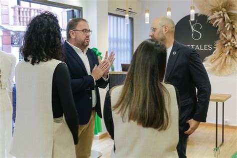 El Alcalde Visita La Nueva Tienda De Moda Vestales Que Ha Abierto Sus