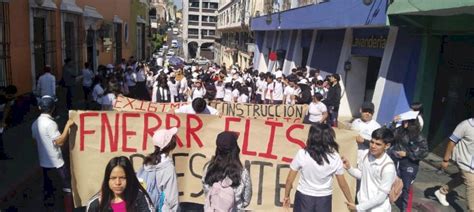 Los Estudiantes Salen A Las Calles Ante Crisis Del Capitalismo