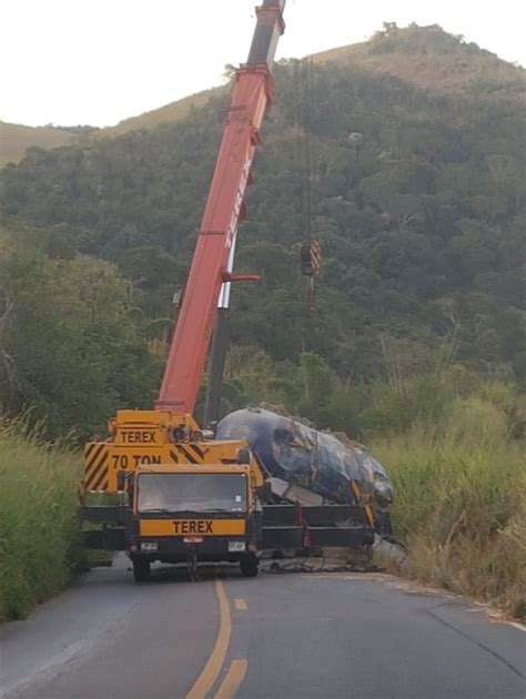 Carreta Tomba E Interdita Rj Parcialmente Por Horas Em Macuco