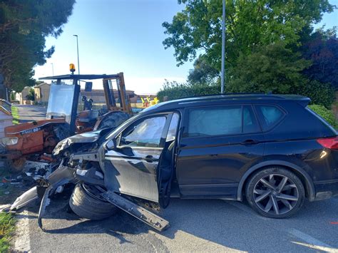 Barbiano Scontro Tra Auto E Trattore Un Ferito Trasportato Al