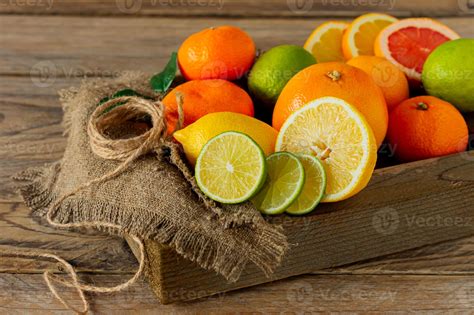 Frutas C Tricas Variadas En Una Caja De Madera Naranja Mandarina