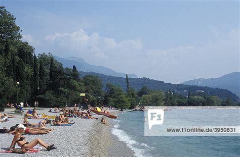 Baden Europa Gardasee Italien Strandlebenmenschen Am Strand Von