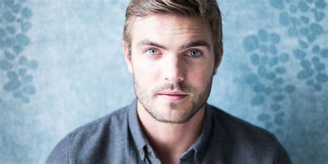 Alex Roe Vita Privata Biografia Carriera Instagram Fidanzata E