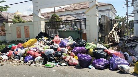 Jorok Dan Bau Busuk Beginilah Penampakan Gerbang Kantor Dprd Polman