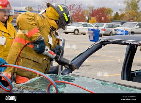 Fireman travaille avec les pinces de désincarcération pour extraire de