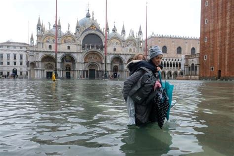 FOTO KATASTROFALNA POPLAVA U VENECIJI Trg Svetog Marka Jedan Metar