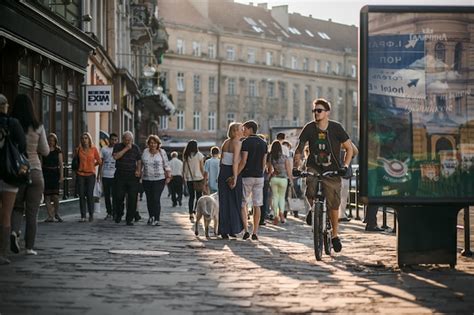 Homem Que Monta Sua Bicicleta Na Rua Foto Gr Tis