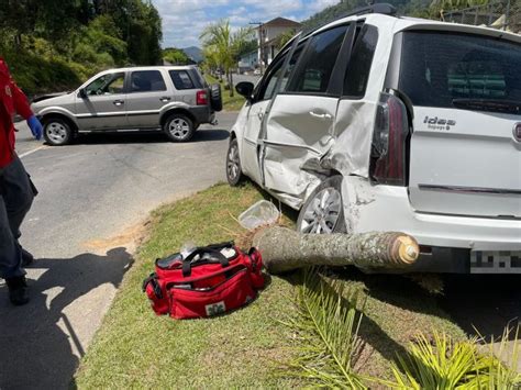 Acidente De Tr Nsito Envolve Dois Carros Na Av De Janeiro Em