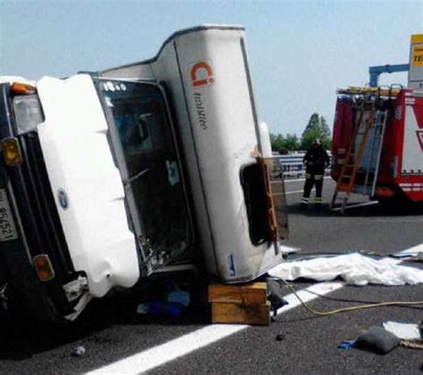 Spettacolare Incidente Sull A3 In Calabria Camper Si Ribalta Un Ferito